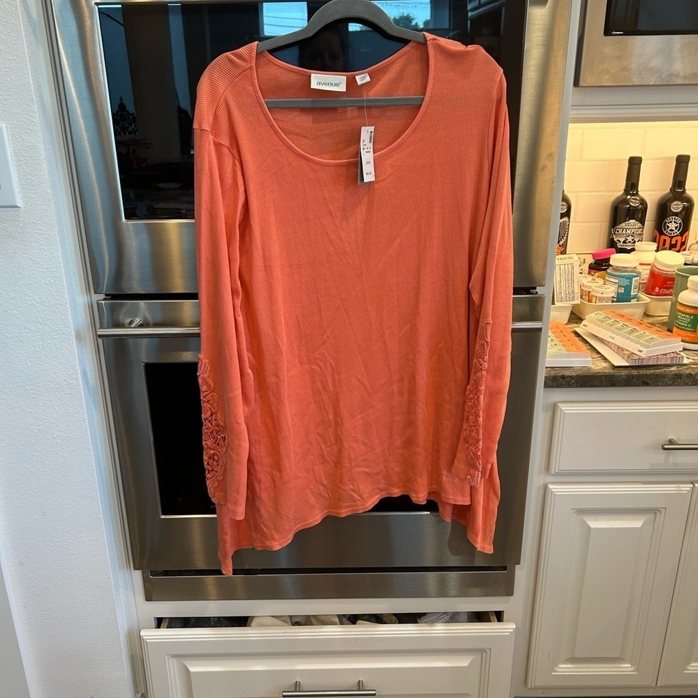 BNWT Avenue detailed long sleeve shirt, size 22/24.